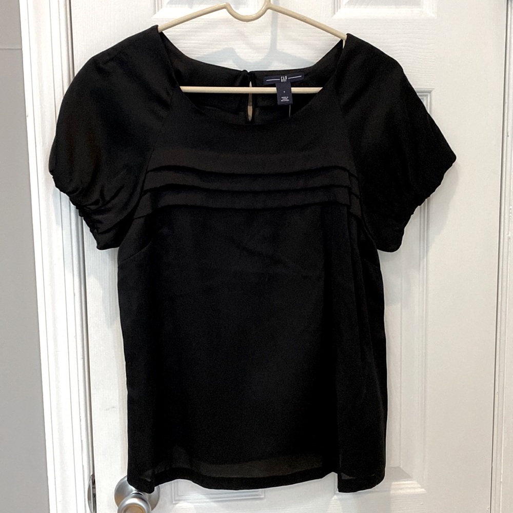 Gap Women’s short sleeve blouse
